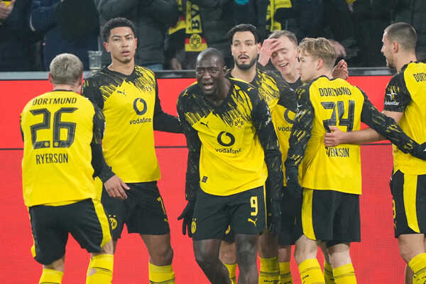 Hráč Dortmundu Serhou Guirassy (uprostred) sa raduje z gólu.