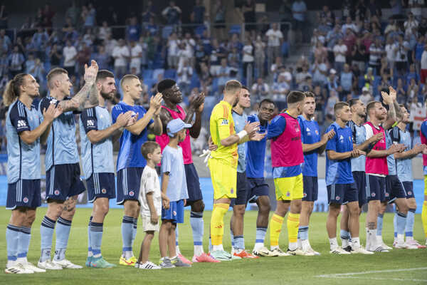 Futbalisti Slovana Bratislava ďakujú divákom po víťazstve 4:2 v zápase 1. predkola Ligy majstrov.