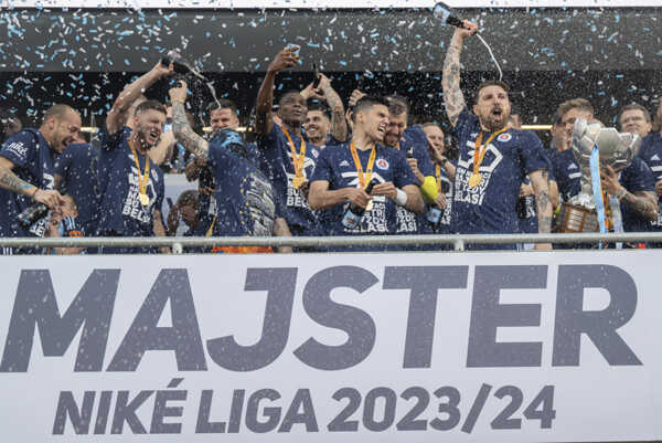 Futbalisti Slovana Bratislava počas osláv majstrovskej trofeje. Futbalisti Slovana Bratislava počas osláv majstrovskej trofeje.