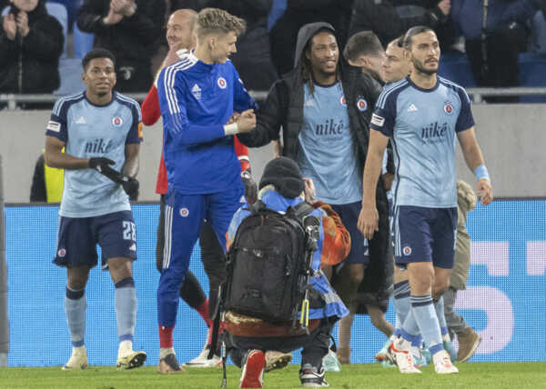Futbalisti Slovana sa tešia z výhry.