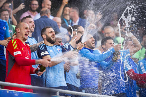 Oslavy hráčov ŠK Slovan Bratislava po získaní majstrovskej trofeje.