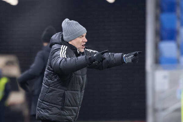 Vladimír Weiss na lavičke ŠK Slovan Bratislava.