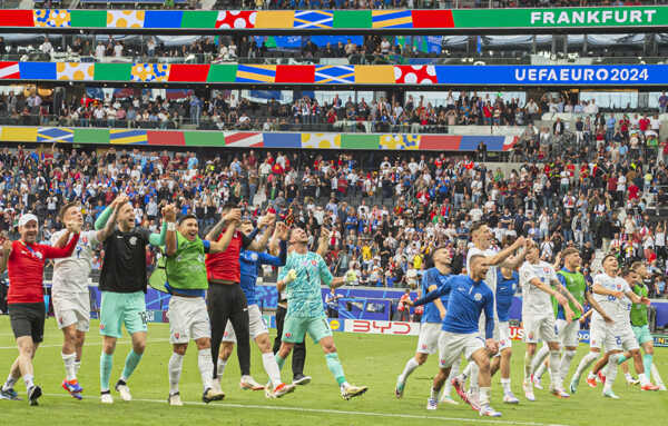 Slovenskí futbalisti sa tešia z výhry.