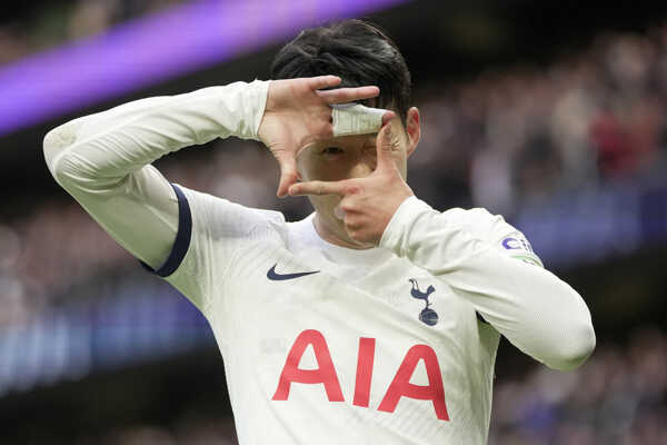 Hráč Tottenhamu Son Heung-min sa teší z gólu.