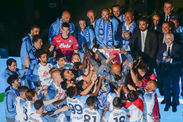 Hráči Neapola zdvíhajú trénera Neapolu Luciana Spallettiho počas osláv na konci futbalového zápasu talianskej ligy.