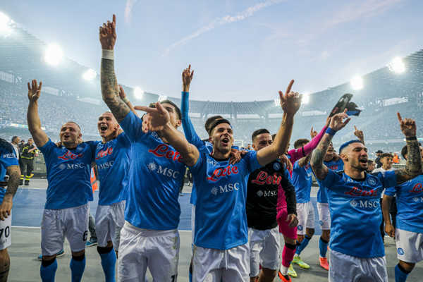 Futbalisti Neapola si v nedeľu užili prvý domáci duel ako čerstvo korunovaní králi talianskej Serie A. Futbalisti Neapola si v nedeľu užili prvý domáci duel ako čerstvo korunovaní králi talianskej Serie A.