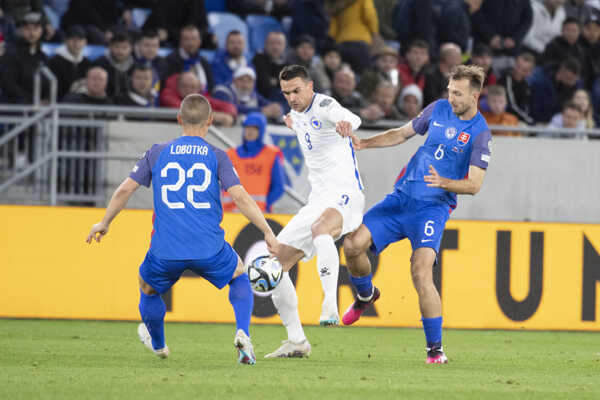 Zľava Stanislav Lobotka (Slovensko), Smail Prevljak (Bosna a Hercegovina) a Norbert Gyömbér (Slovensko).