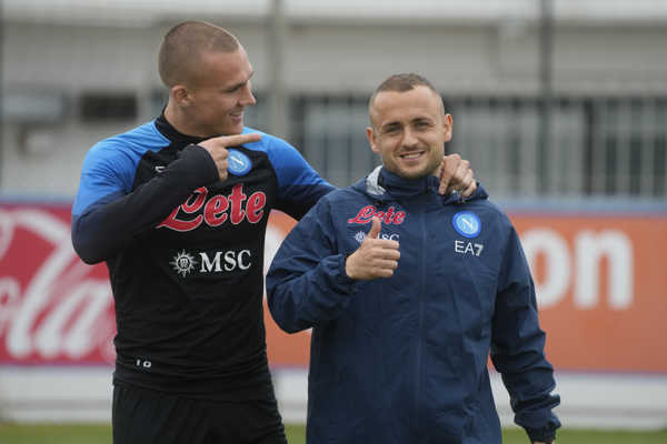Stanislav Lobotka a Leo Östigard. Stanislav Lobotka a Leo Östigard.