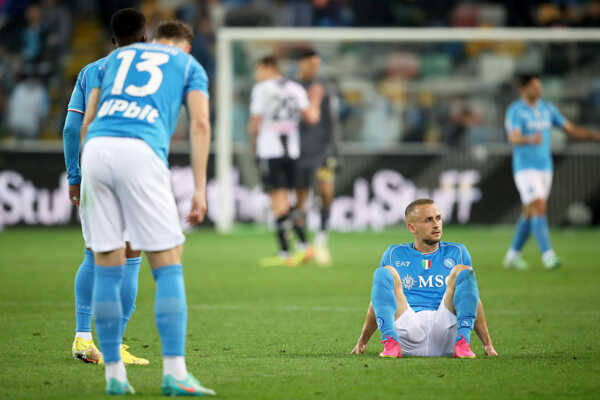 Slovenský futbalista Stanislav Lobotka (vpravo dole) z Neapola reaguje po zápase. Slovenský futbalista Stanislav Lobotka (vpravo dole) z Neapola reaguje po zápase.