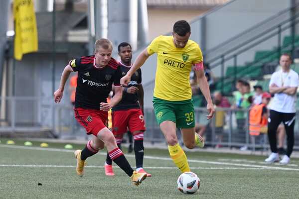 Stanislav Olejník a kapitán Žiliny Adam Kopas bojujú o loptu.