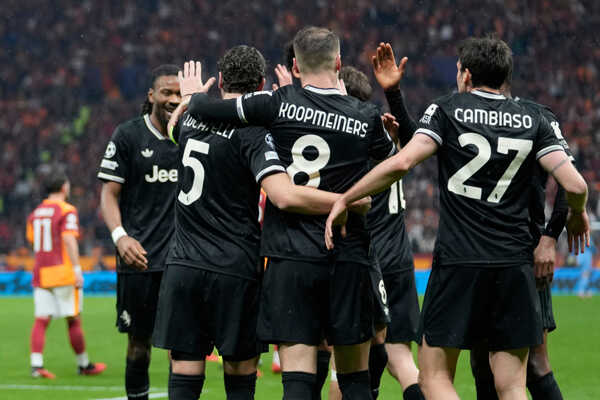 Hráč Juventusu Turín Teun Koopmeiners (uprostred) sa teší po strelení gólu.