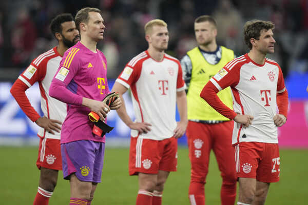 Utbalisti bayernu Mníchov reagujú po prehre v zápase 18. kola nemeckej Bundesligy Bayern Mníchov - Werder Brémy.