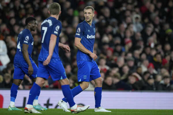 Vpravo český hráč West Hamu Tomáš Souček oslavuje svoj gól.