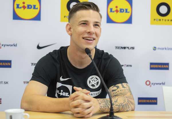 Slovenský reprezentant Tomáš Suslov počas tlačovej konferencie na ME 2024 vo futbale.