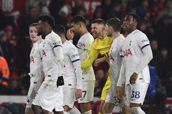 Futbalisti Tottenhamu sa tešia z výhry. Futbalisti Tottenhamu sa tešia z výhry.