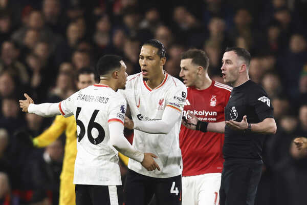 Trent Alexander-Arnold, ktorého upokojuje spoluhráč Virgil van Dijk. Trent Alexander-Arnold, ktorého upokojuje spoluhráč Virgil van Dijk.