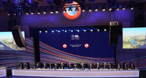 Delegáti počas Kongresu UEFA v Paríži.