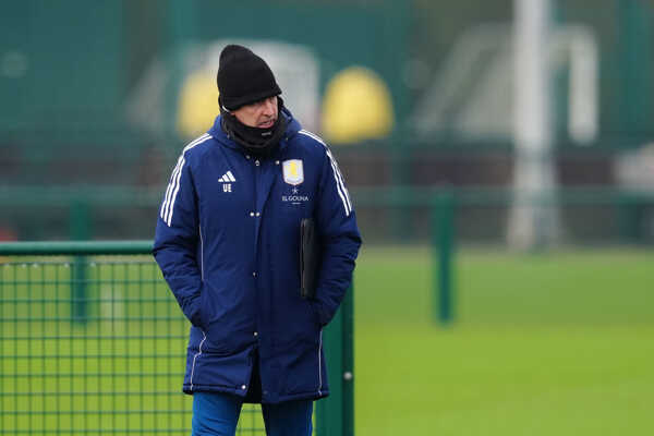 Tréner Unai Emery z Aston Villa počas tréningu.