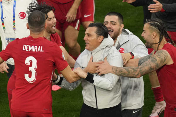 Tréner tureckej reprezentácie Vincenzo Montella (uprostred) sa raduje s hráčmi po víťazstve 3:1.