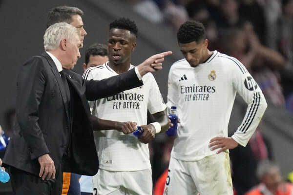 Tréner Realu Carlo Ancelotti v madridskom derby rozdáva pokyny svojim zverencom.