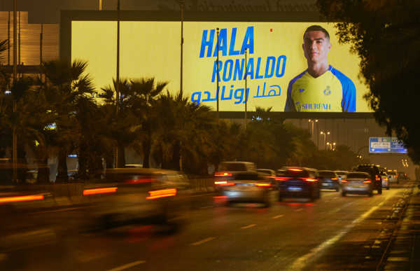 Vozidlá jazdia okolo billboardu s nápisom Vitaj Ronaldo v saudskoarabskom Rijáde.