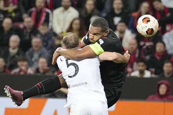 Futbalista Leverkusenu Jonathan Tah (tvárou) a hráč West Hamu United Vladimír Coufal bojujú o loptu.