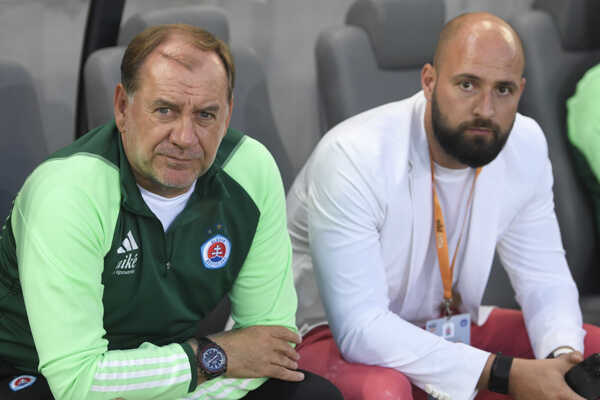 Tréner Slovana Vladimír Weiss a riaditeľ Ivan Kmotrík mladší.