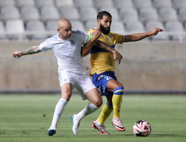 Vľavo kapitán ŠK Slovan Bratislava Vladimír Weiss v súboji o loptu.
