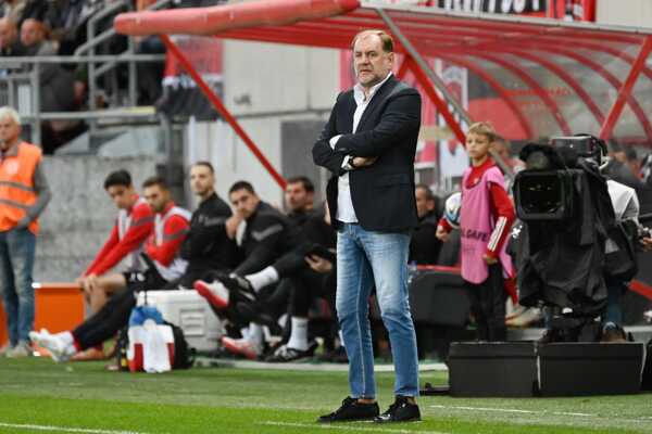 Vladimír Weiss na lavičke Slovana počas derby s Trnavou. Vladimír Weiss na lavičke Slovana počas derby s Trnavou.