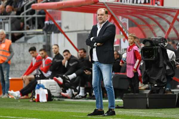 Vladimír Weiss na lavičke Slovana počas derby s Trnavou.