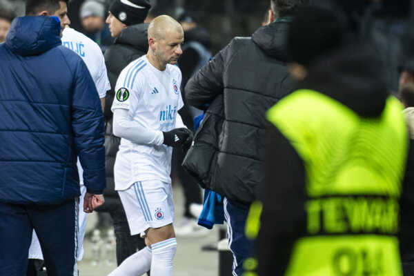 Vylúčený Vladimír Weiss mladší opúšťa ihrisko.