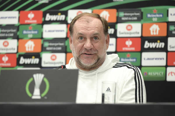 Tréner ŠK Slovan Bratislava Vladimír Weiss starší.