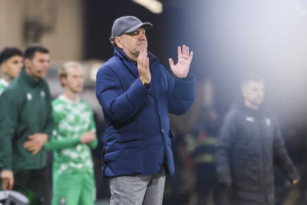 Hlavný tréner ŠK Slovan Bratislava Vladimír Weiss st. gestikuluje počas zápasu.