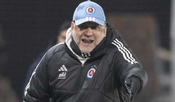 Tréner ŠK Slovan Bratislava Vladimír Weiss.