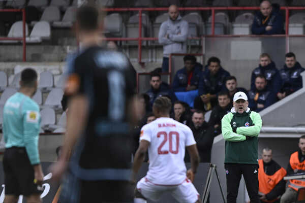 Vpravo hlavný tréner ŠK Slovan Bratislava Vladimír Weiss.