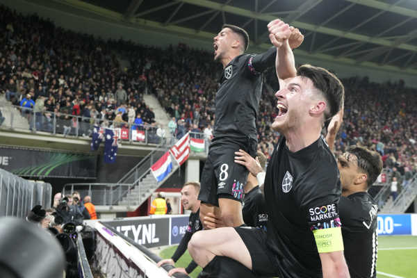 Futbalisti West Hamu United sa tešia po odvetnom zápase semifinále Európskej konferenčnej ligy AZ Alkmaar - West Ham Uni