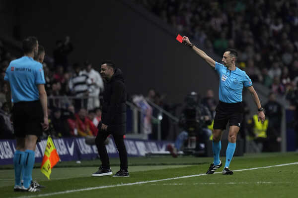 Tréner Barcelony Xavi Hernandéz inkasuje červenú kartu.