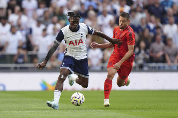 Futbalista Tottenhamu Hotspur Yves Bissouma (vľavo) a hráč Bayernu Mníchov Jamal Musiala bojujú o loptu.