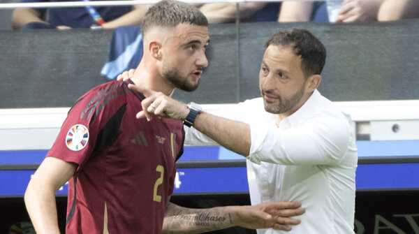 Tréner belgickej futbalovej reprezentácie Domenico Tedesco (vpravo) a futbalista Belgicka Zeno Debast.