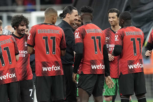 Zlatan Ibrahimovič sa lúči so spoluhráčmi.