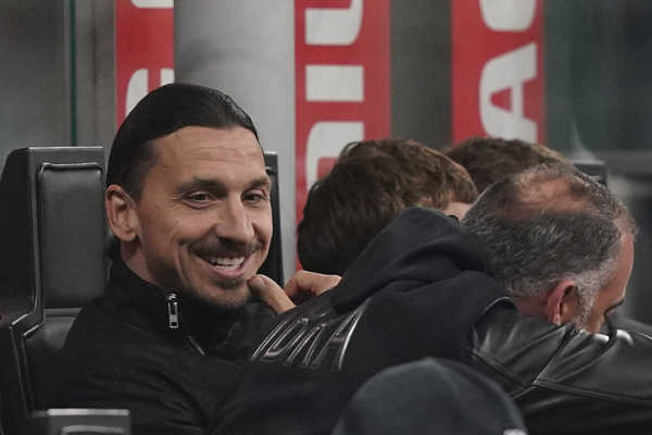 Zlatan Ibrahimovič na lavičke AC Miláno.