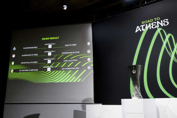 Elektronická tabuľa zobrazuje štvrťfinálové dvojice Európskej konferenčnej ligy vo futbale.